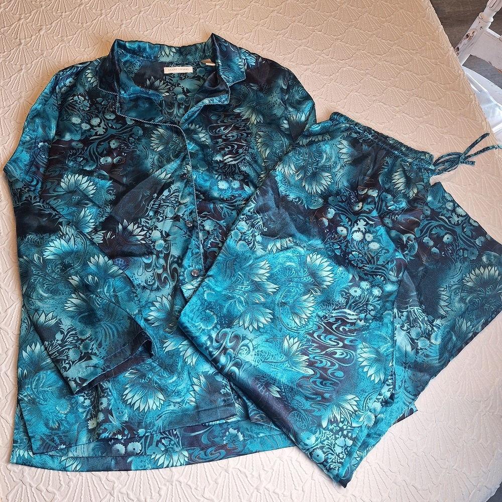 Vtg Valerie Stevens woman’s Long Sleeves Button Up Sleepwear Set